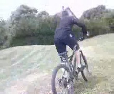 VTT:3 BG en vtt sur un terrain de cross