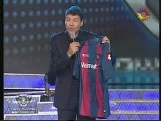 Tinelli presentó la camiseta nueva