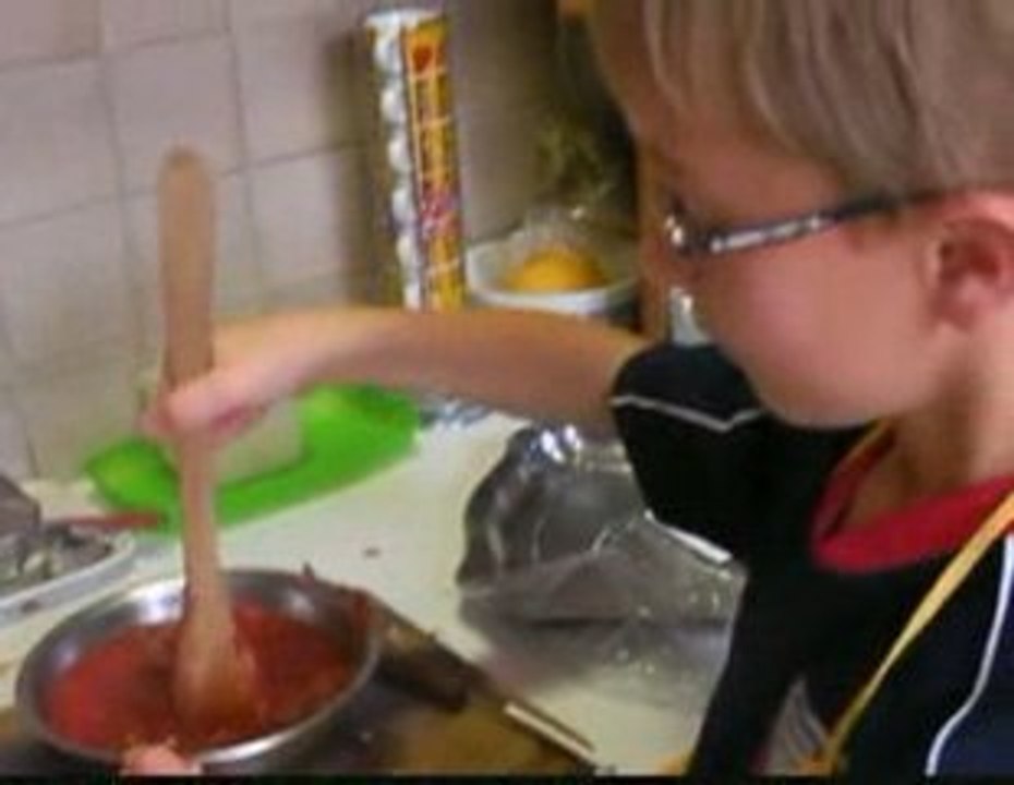Somain-recette -Alvin fait des pâtes à la tomate