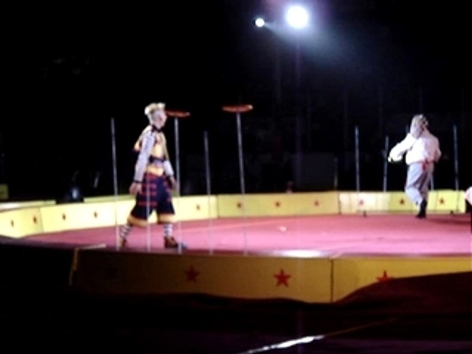 Monsieur linguinni et les assiettes AU CIRQUE