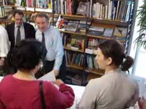 Abus de pouvoir Une Scéance de Dedicace avec François Bayrou