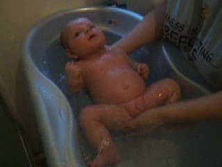 Ethan dans le bain a 17 jours de vie tout bébé