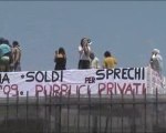 Polo natatorio di Ostia occupato dai manifestanti