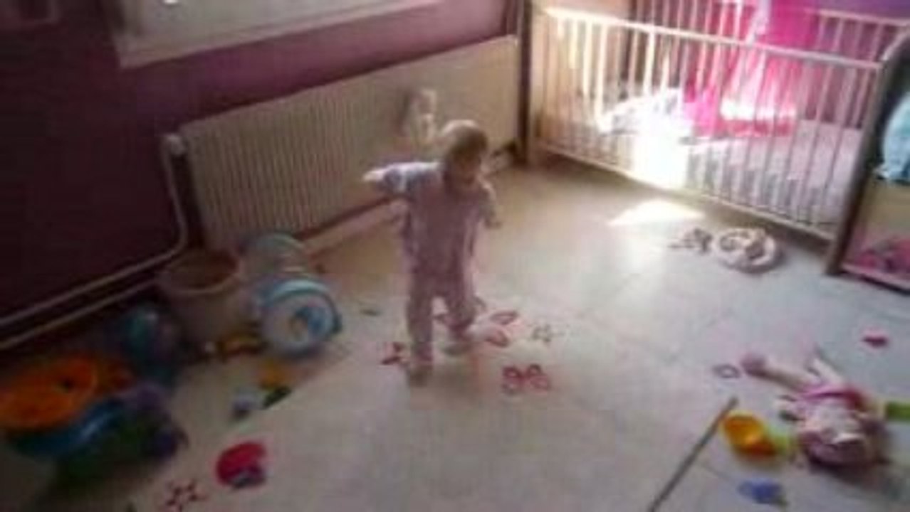 léane dans sa chambre