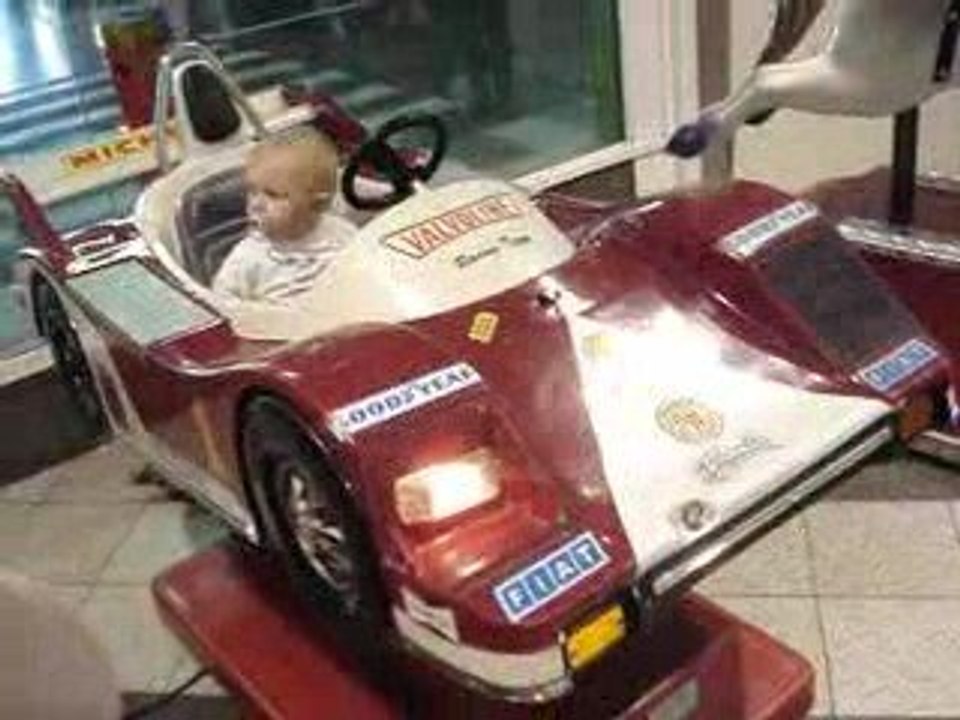 LUCAS DANS LA VOITURE