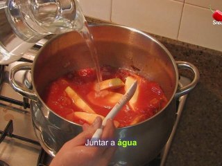 Sopa de Tomate com Ovos Escalfados
