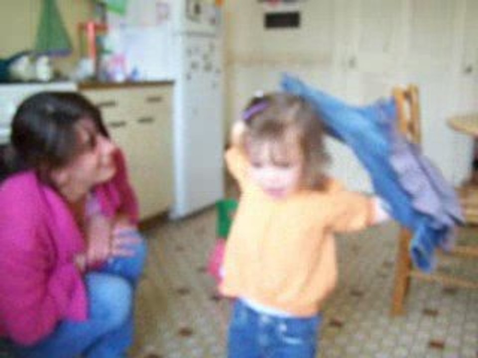 Sasha met son manteau toute seule