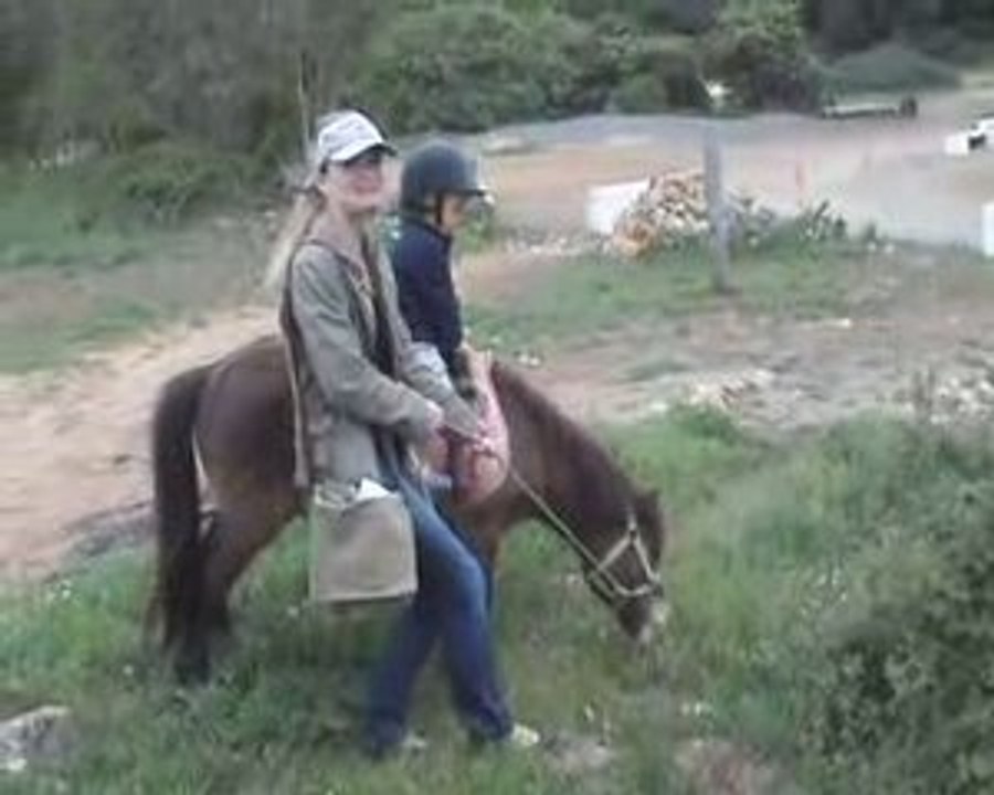 Jules sur un poney... et Maman qui guide... Mouais...