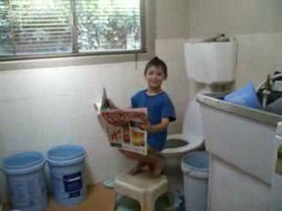 my cuzin goes crazy: toilet edition