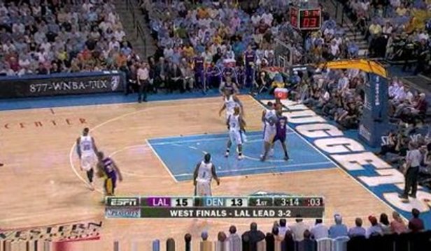 Trevor Ariza gets the feed from Kobe Bryant and he drive the