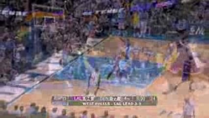 Pau Gasol finds Kobe Bryant with the bounce pass and Bryant