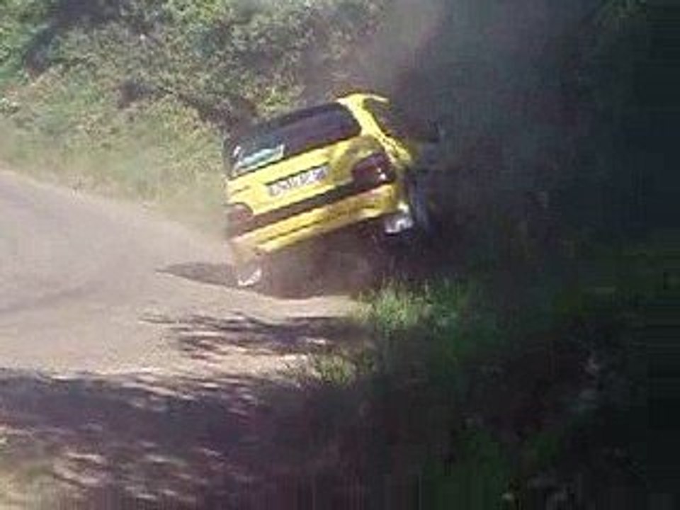 rallye de macon 2009 sortie de route saxo t4 de la nievre