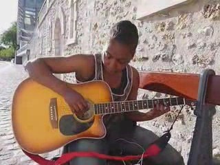 Monica - Chante en bord de seine