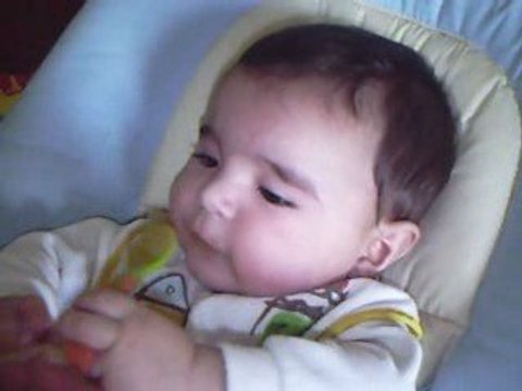 Solan mange son premier pot a la pomme