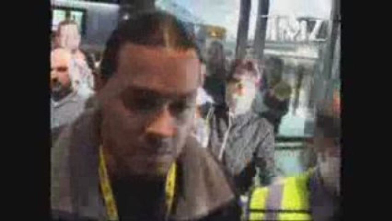 Megan Fox harassmented by paparrazzi at JFK airport