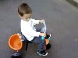 Baptiste fait du vélo