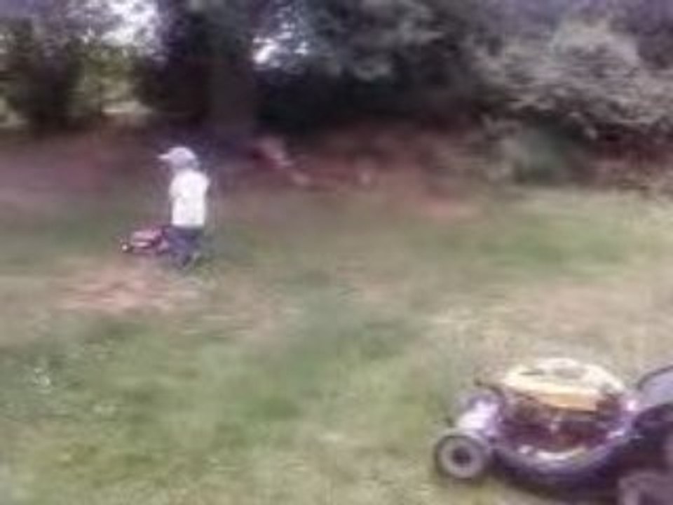 Baptiste et sa tondeuse