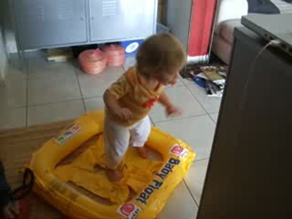 Bouée à gonfler part 2...(J'aide papa!)