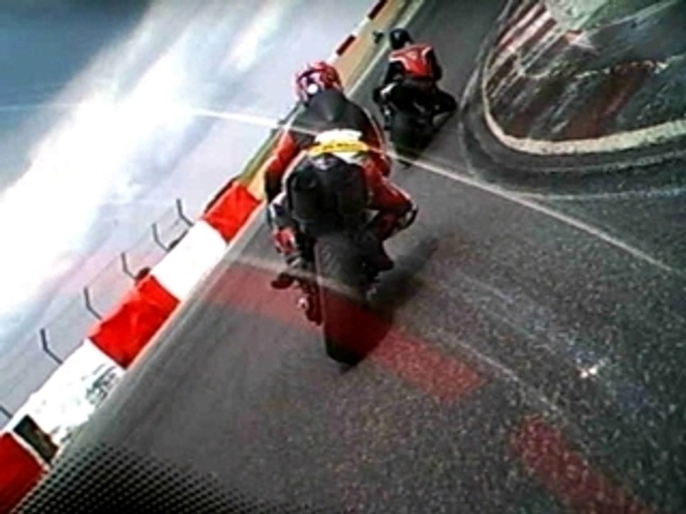 Ledenon chute devant moi - 30 mai 2009 en r6  l'aspi racing