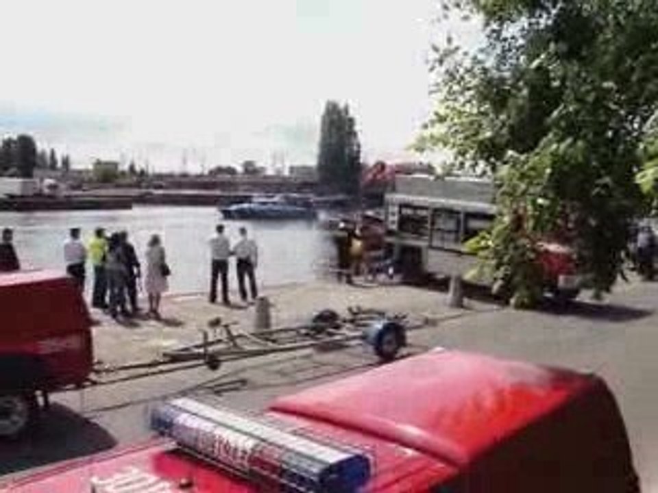 BMW wyłowiono z Odry.