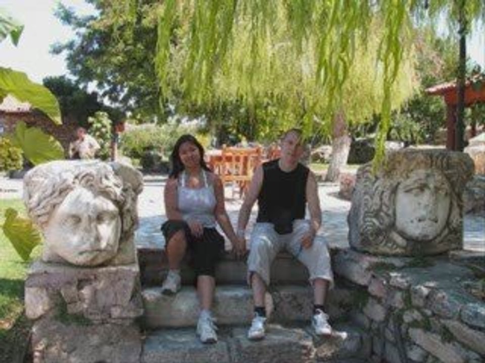 30/05/2009-Un coq épouse une poule: voici leur histoire 2/2