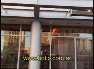 ¿Como repelen a los pajaros en la terraza de un restaurant?