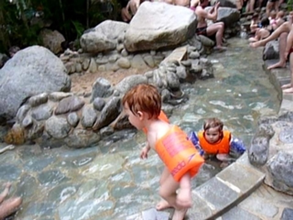 Gabriel & Sacha à la pataugeoire