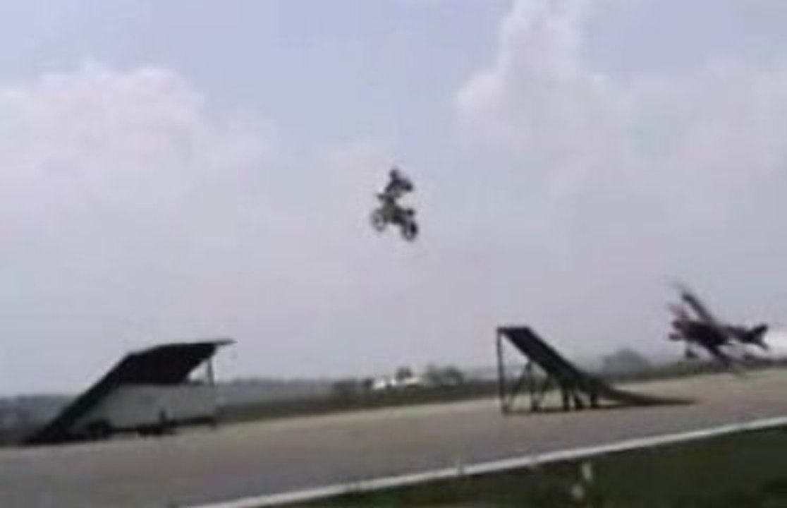 Acrobaties_avion_moto_saut