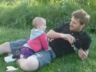 Petite louise met ses lunettes de soleil