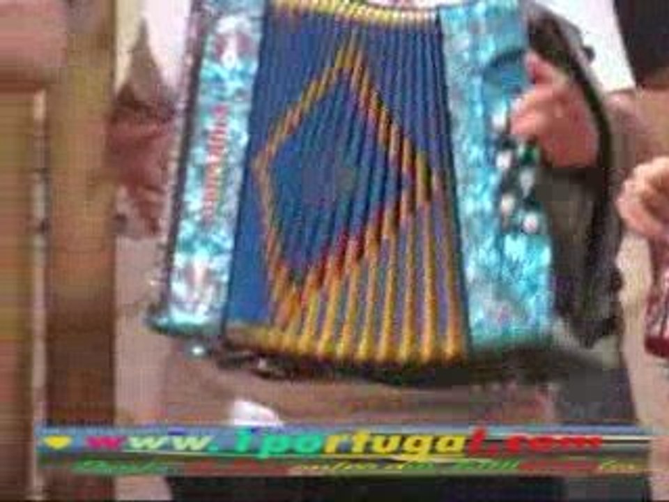 Concertinas e cantares ao desafio na casa de Portugal - 1