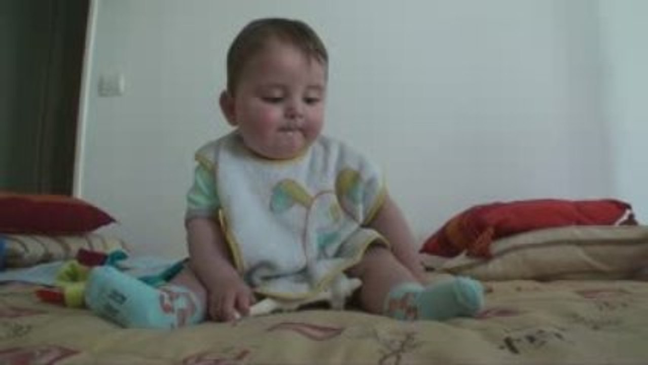 Arthur, 7 mois, tiens assis.