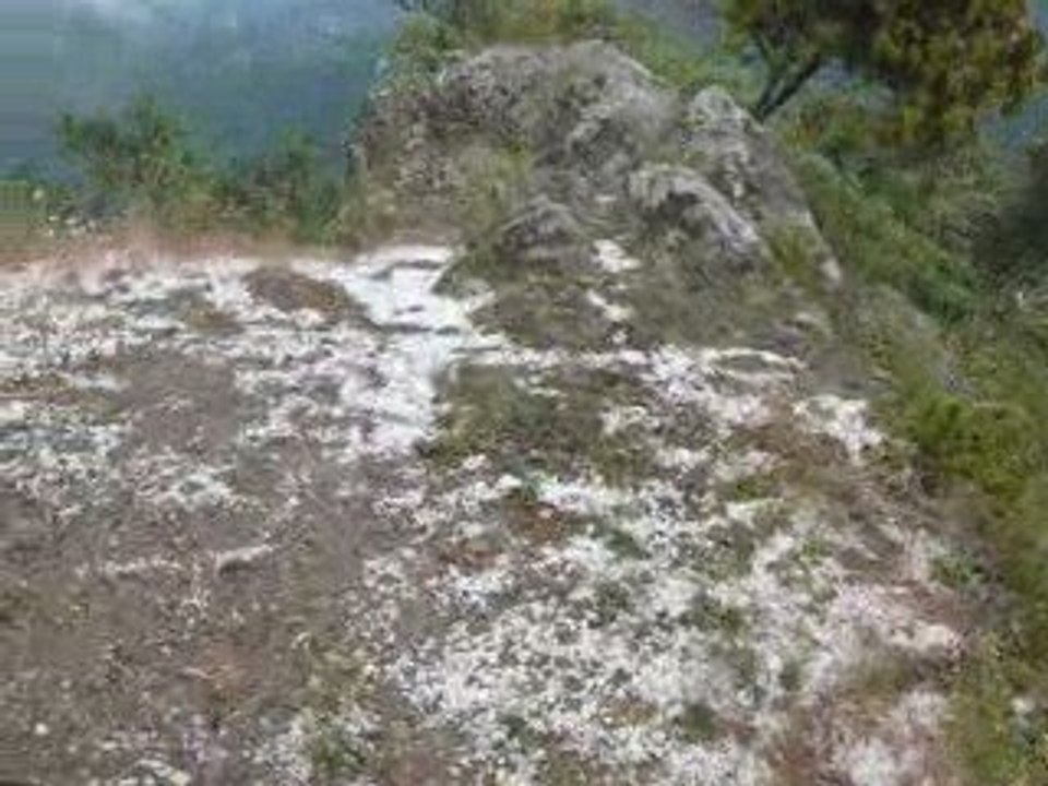 Intense orage de grêle sur le massif des Maures.
