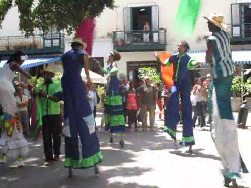 19 Cuba La Havane Groupe de danse Echasses