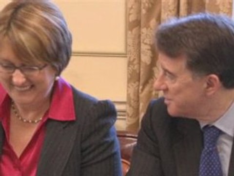 Jacqui Smith resigns as Home Secretary