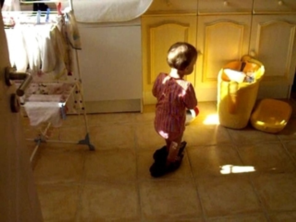 Nora essaye les chaussures de maman