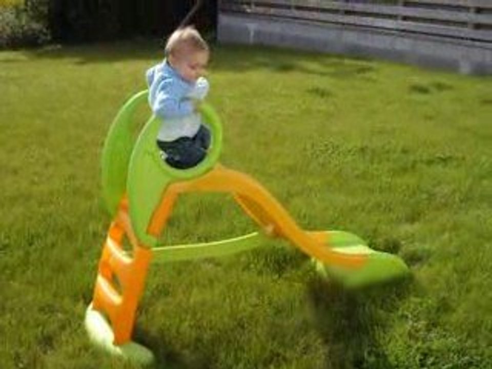 Nora fait du toboggan