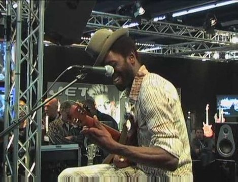 Démo de Keziah Jones sur le stand Lâg (La Boite Noire)