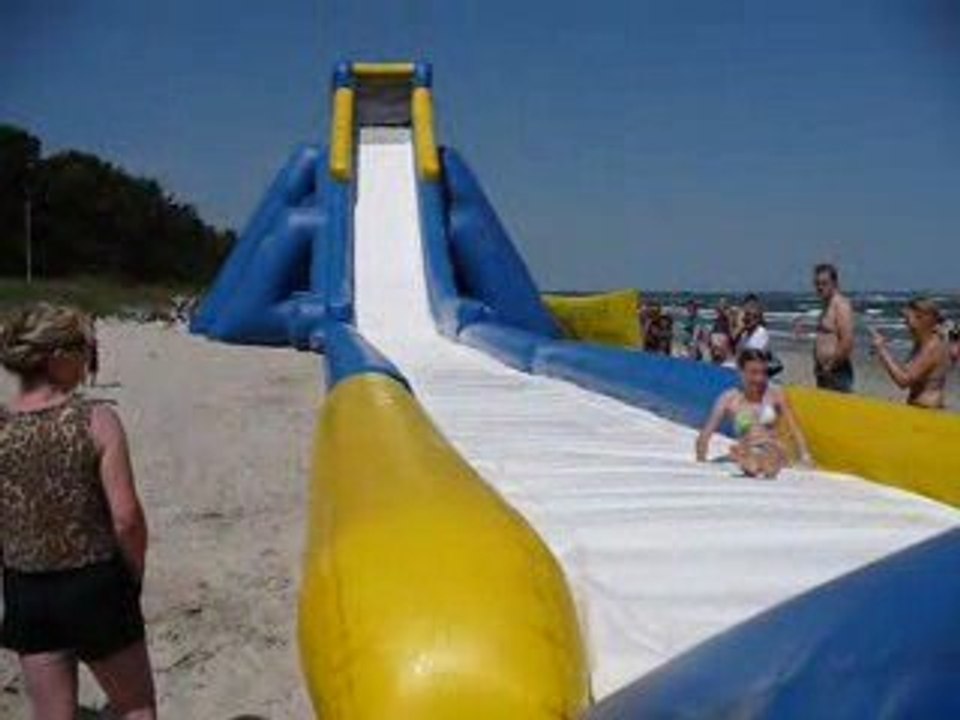Große Wasserrutsche am Strand