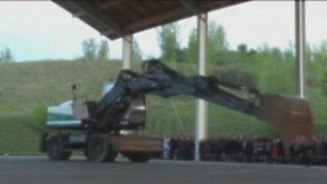 danse avec une pelle mecanique 2