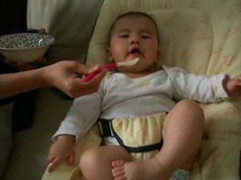 Julie mange les miettes de brioche