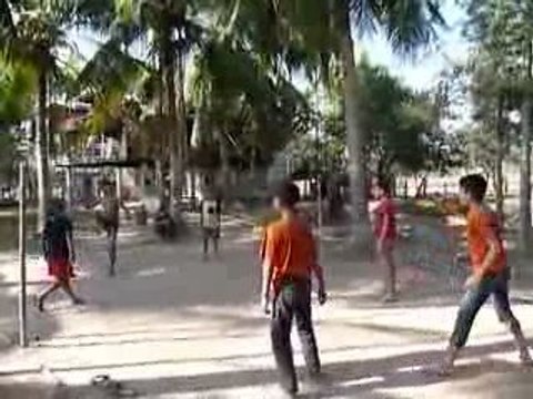4000 iles sud Laos : partie de foot-volley ball en osier