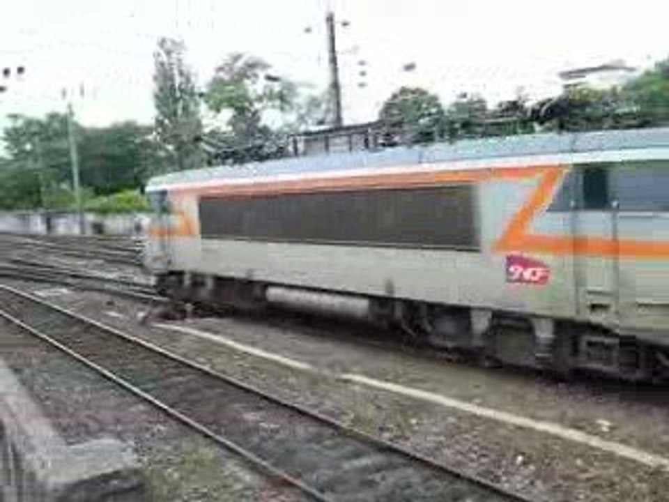 un train part de Mulhouse  1° juin 2009