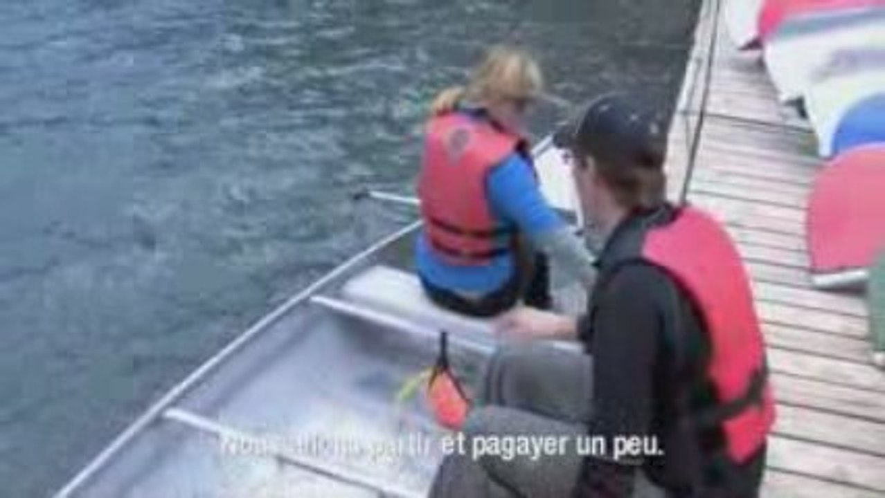 Les joies du canoë sur le lac Moraine - Alberta, Canada