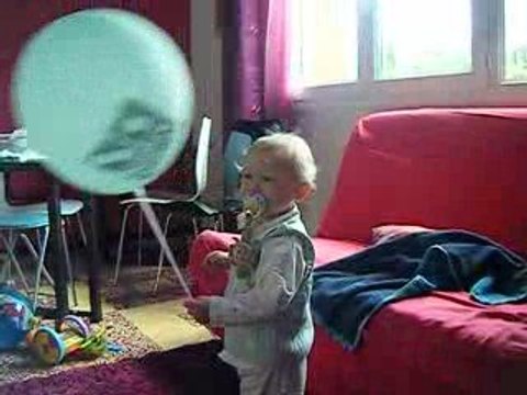 bébé joue au ballon (15mois val)