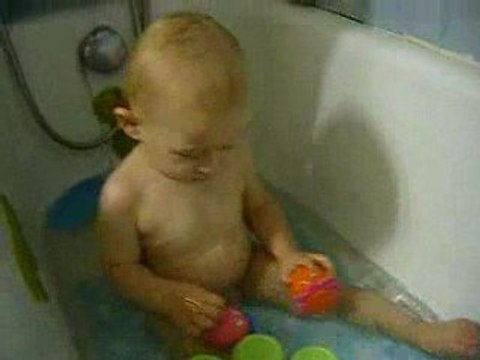 bébé telephone (val à sa marraine) dans le bain