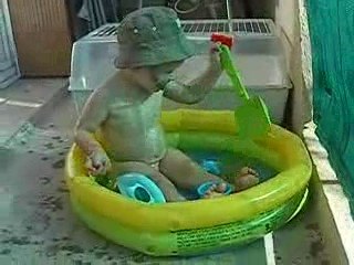 bébé dans sa petite piscine éclabousse