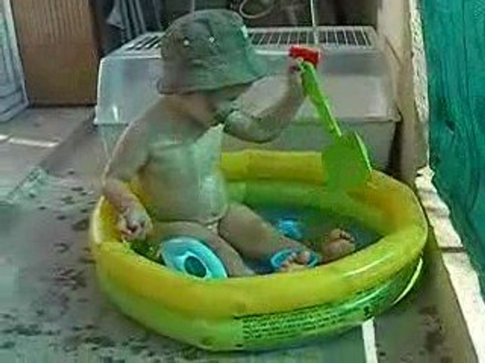 bébé dans sa petite piscine éclabousse
