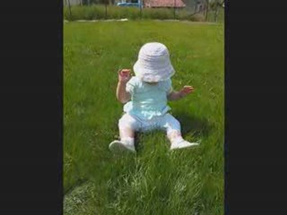 Sasha dans le jardin