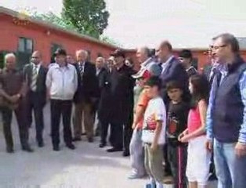 Abdullah Gül ata binerken