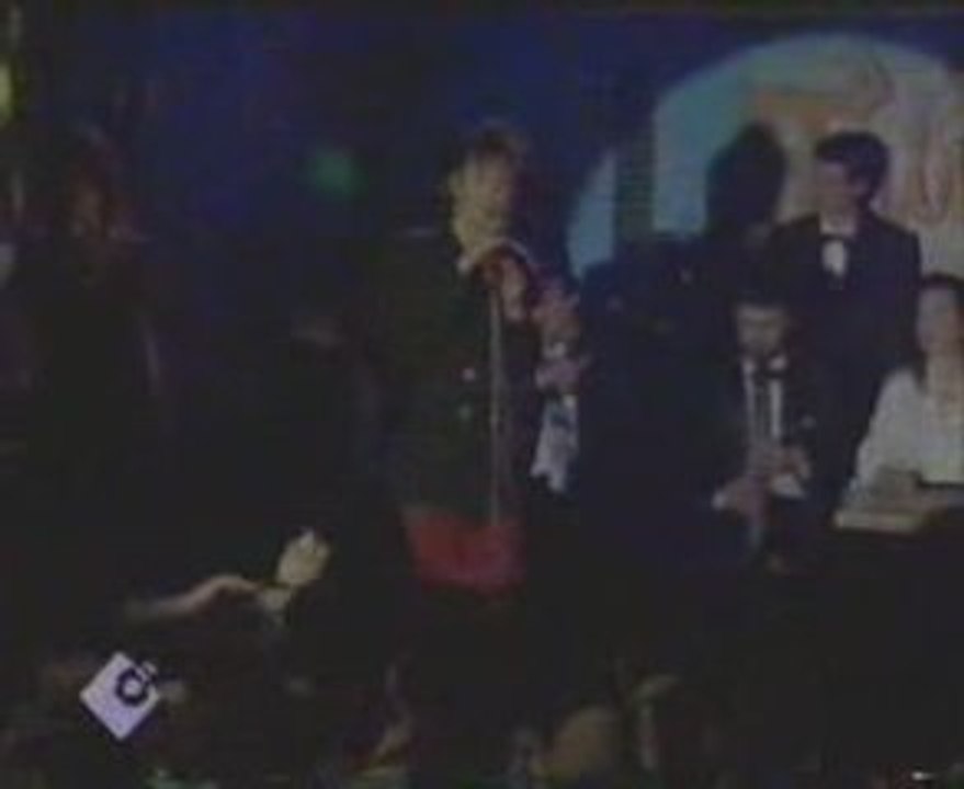 Ebru Gündeş Demir Attım Yalnızlığa